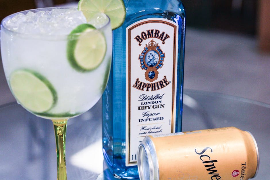 gin tonic Spanish style balloon glass botanicals garnish bar