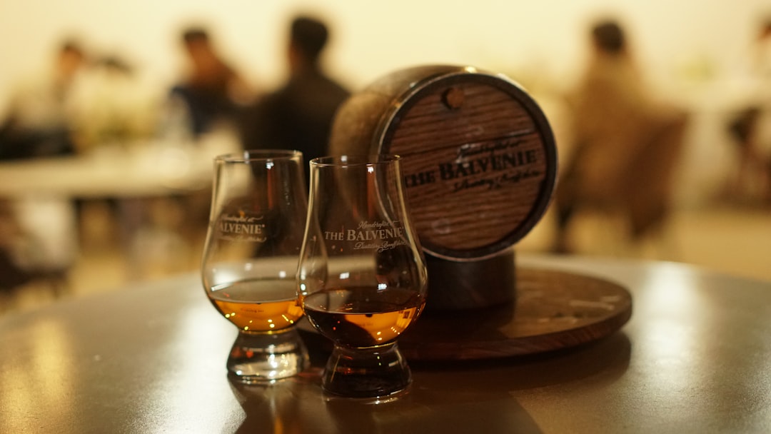 bourbon whiskey tasting glass comparison, single malt scotch whisky aged barrels