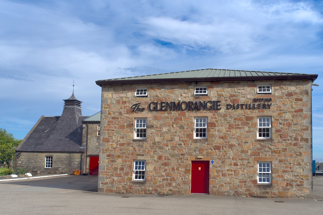 Glenmorangie Original 10 year bottle, highland whisky golden color